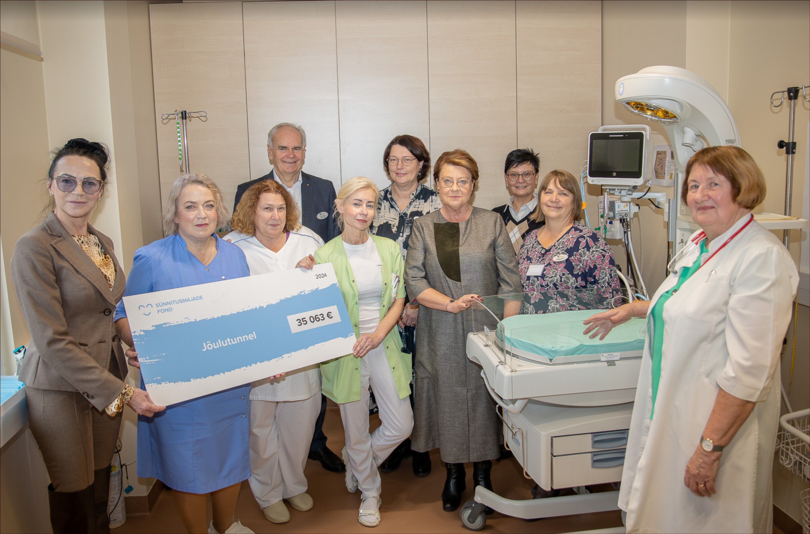 Reedel andis Sünnitusmajade Fond Lõuna-Eesti haiglale üle tšeki, mille summaga kaeti vastsündinute elustamisaparaadi soetamine. Fotol vasakult fondi nõukogu liige Sirje Somelar, haigla õendusjuht Angela Siidra, ämmaemand Tiina Tuvi, juhatuse liige Arvi Vask, günekoloog Triin Tammiste, finantsjuht Külli Raup, Sünnitusmajade Fondi patroon Sirje Karis, fondi juhatuse liige Laine Randjärv, haigla ravijuht Agnes Aart ja lastearst Ruth Kipper. FOTOD: Aigar Nagel